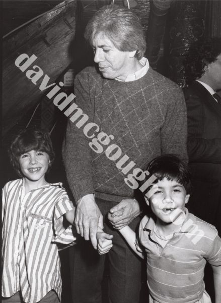 Carl Bernstein with sons, Jacob, and Max, New York.jpg